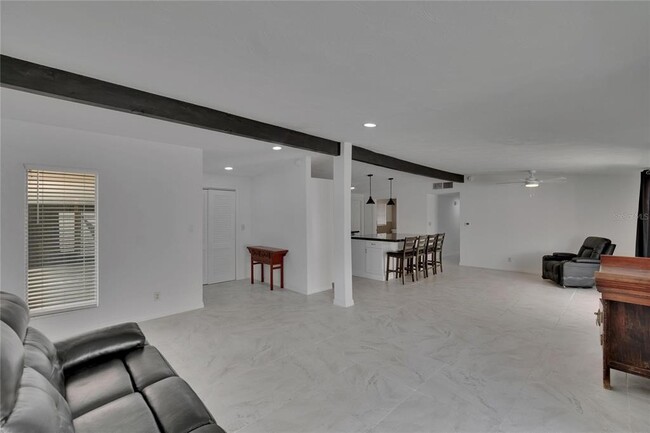 Building Photo - 802 W Russell Dr