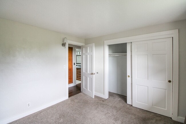 Building Photo - 970 Cascade Dr NW