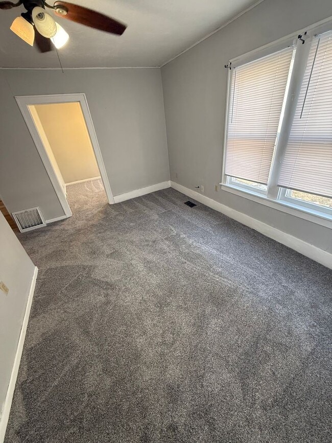 Building Photo - 623 W Main St