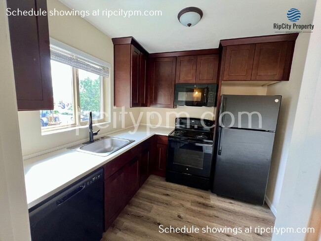 Building Photo - Charming 1-Bedroom Apartment downtown Hill...