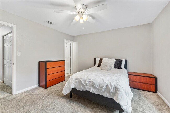 Building Photo - 2224 Timberwood Cir N