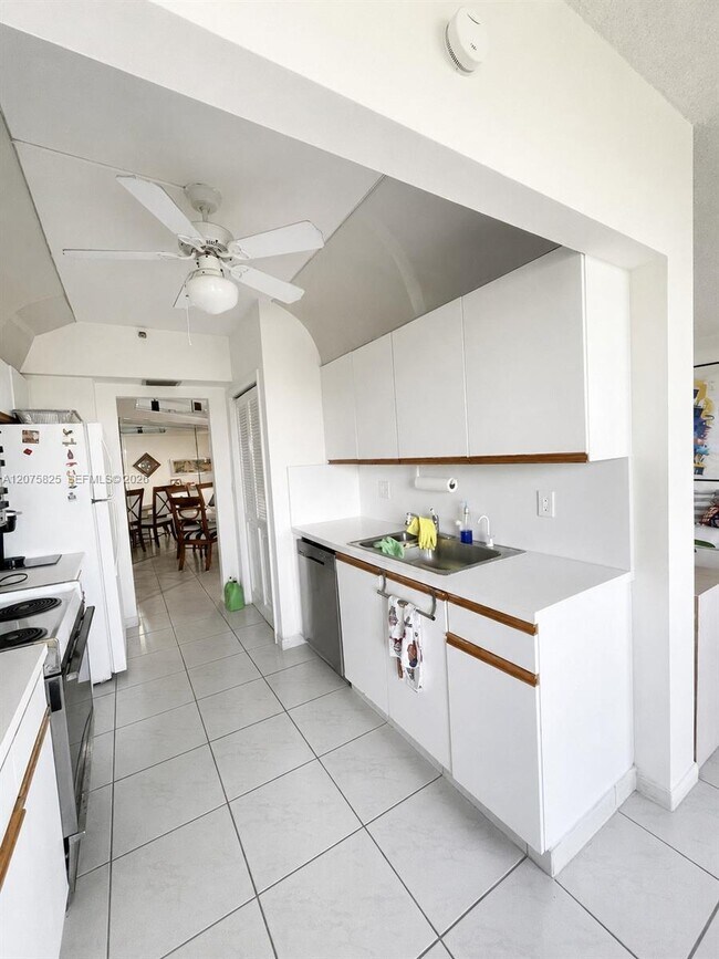 Building Photo - 7300 Radice Ct