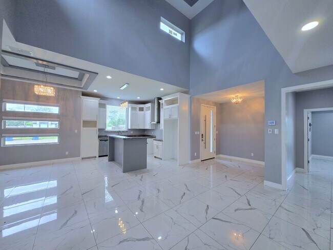 Building Photo - Beautiful Modern 4 Bed/3 Bath/2 Gar Centra...