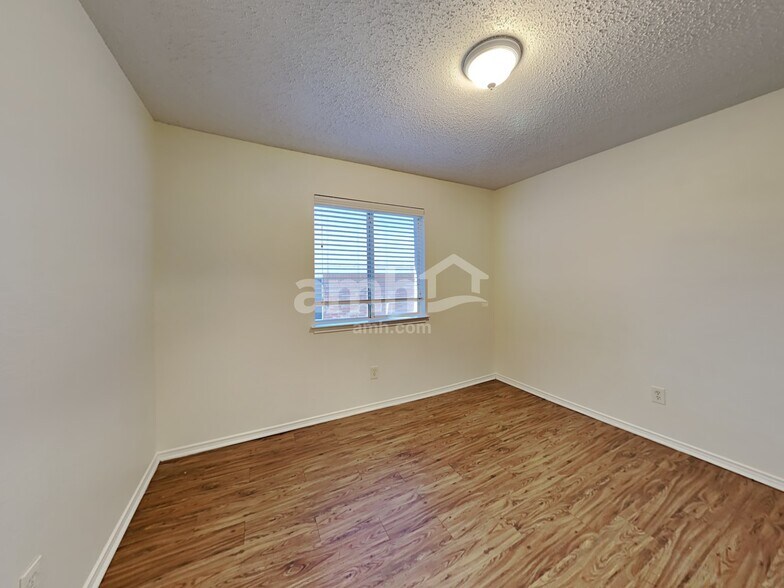 Building Photo - 1020 Chelsea Ln