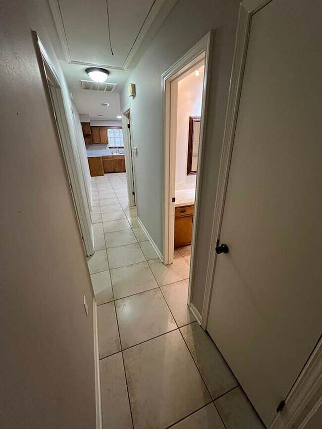 Building Photo - 1114 Willow Creek Dr