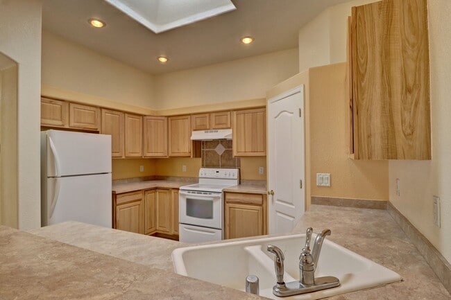 Building Photo - 2305 Santo Domingo Ave