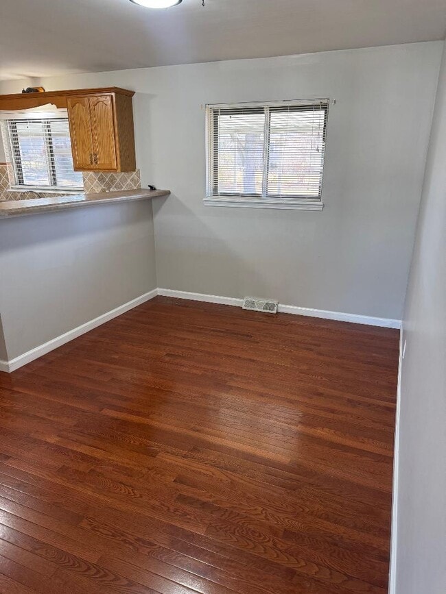 Building Photo - 709 Plaza Dr