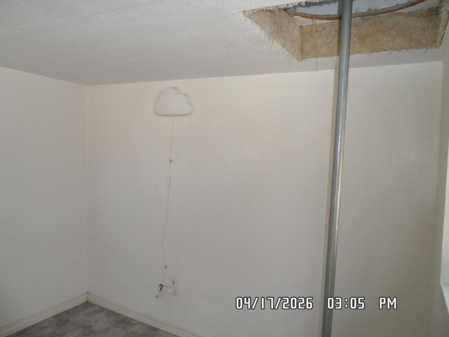 Building Photo - 3 Bedrooms, 2 Bathrooms, approx. 1392 sq. ft., 2 Car Garage, Covered Patio, Fenced, Play house,