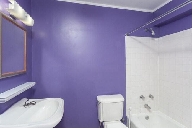 Building Photo - 1 bedroom in Chicago IL 60640