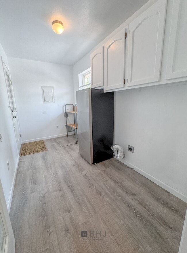 Building Photo - NEWLY UPDATED 2 BED/ 1 BATH SINGLE FAMILY ...