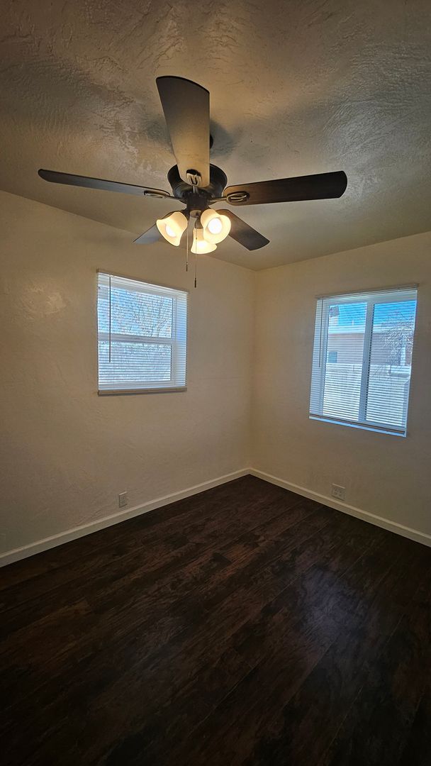 Building Photo - 2 Bed WITH OFFICE 1 Bath AND WASHER/DRYER HOOK UP!