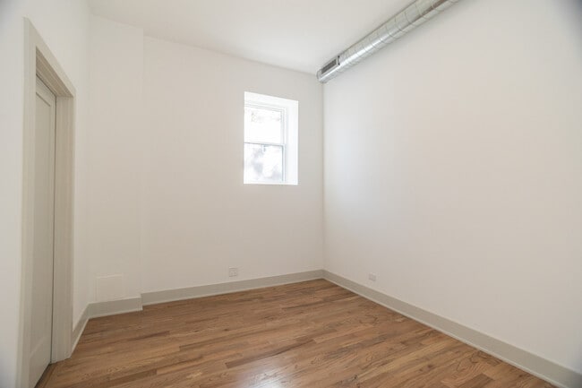 Building Photo - 2028 N Oakley Ave