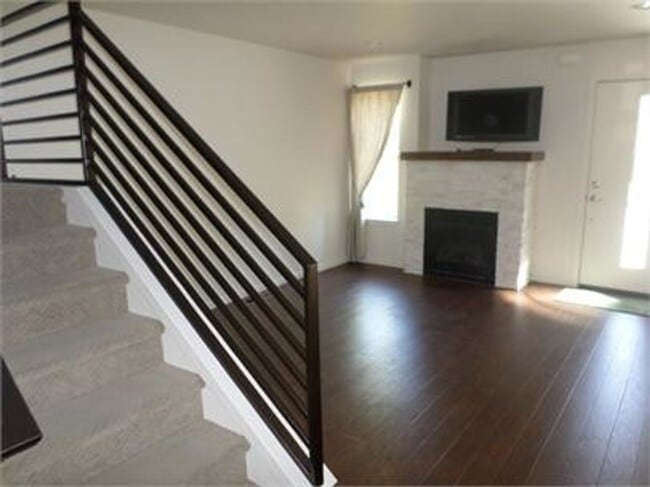 Building Photo - Stunning town home in the Ridgeview Place ...