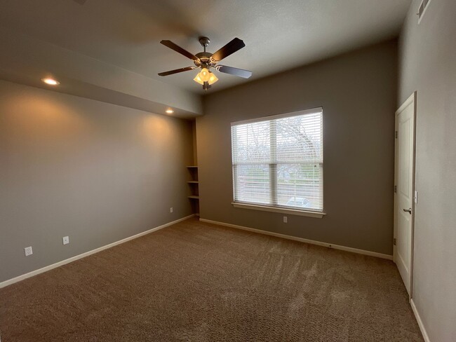 Building Photo - MODERN OPEN 2 BEDROOM, 2 BATH