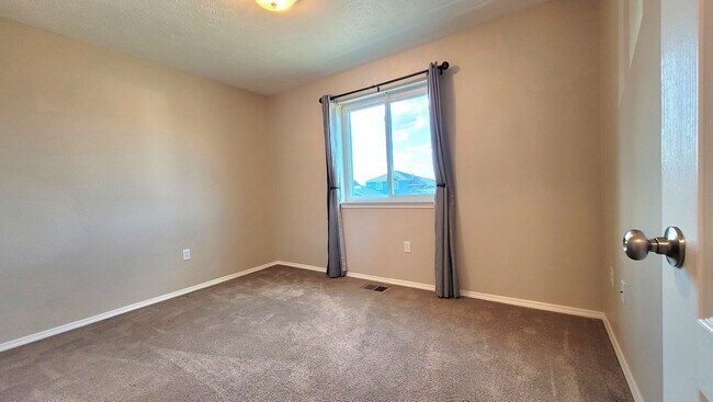 Building Photo - Gorgeous Split Level with Fenced Backyard