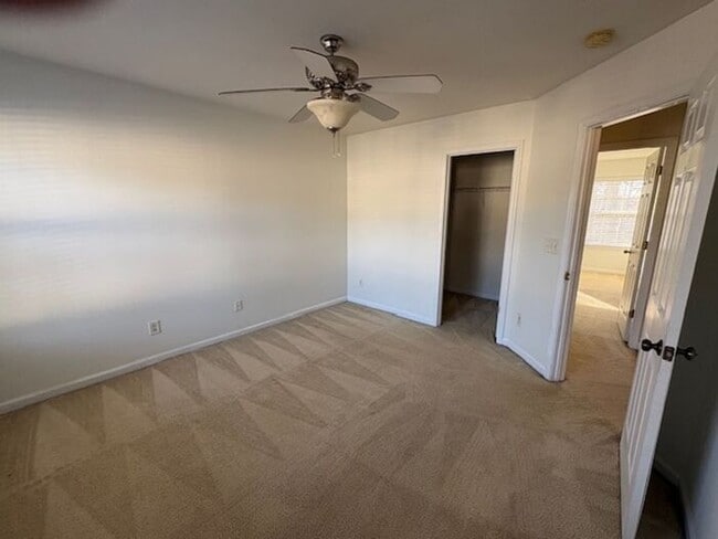 Building Photo - Cozy Living