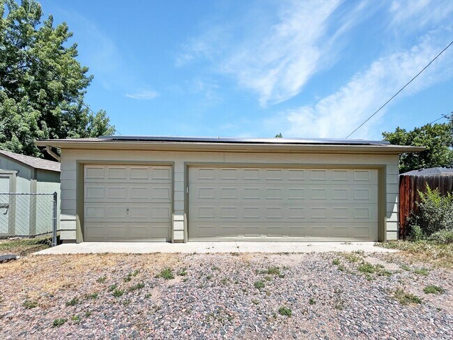 Building Photo - $0 DEPOSIT OPTION! UNIVERSITY PARK/DU, BEAUTIFUL RANCH HOME, 3 CAR GARAGE, HARDWOOD FLOORS, SOLAR...