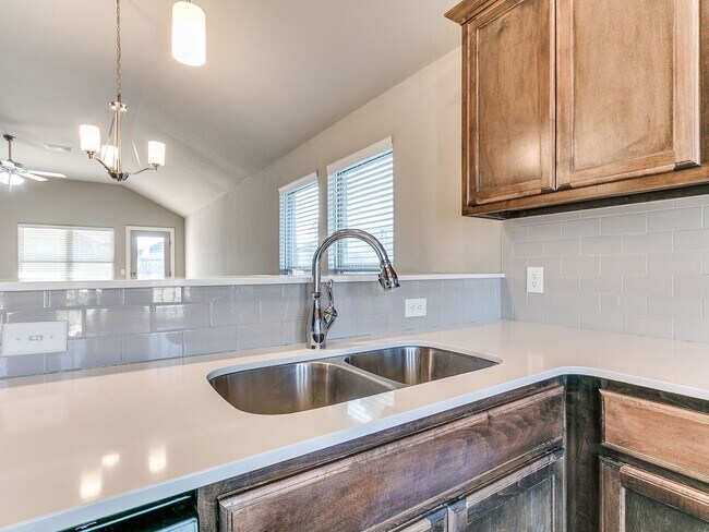 Building Photo - 3 bedroom, 2 bathroom, 2 car garage