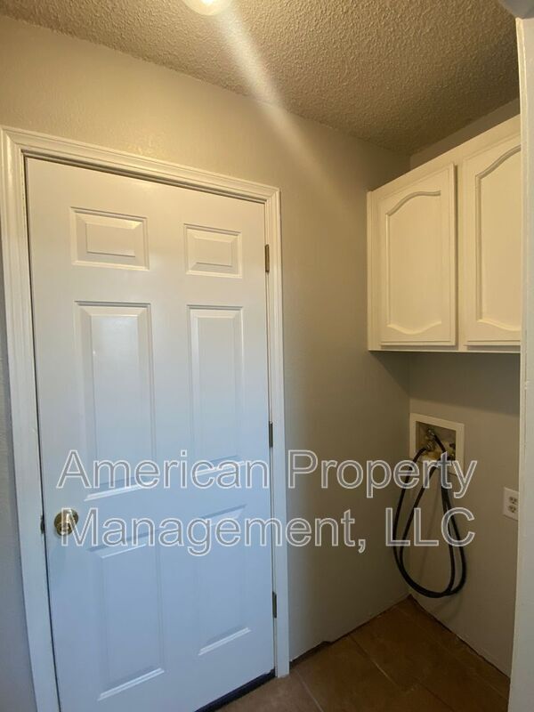 Building Photo - 1132 N Hickory Dr