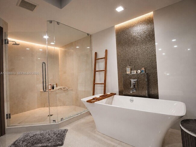 Building Photo - 17111 Biscayne Blvd