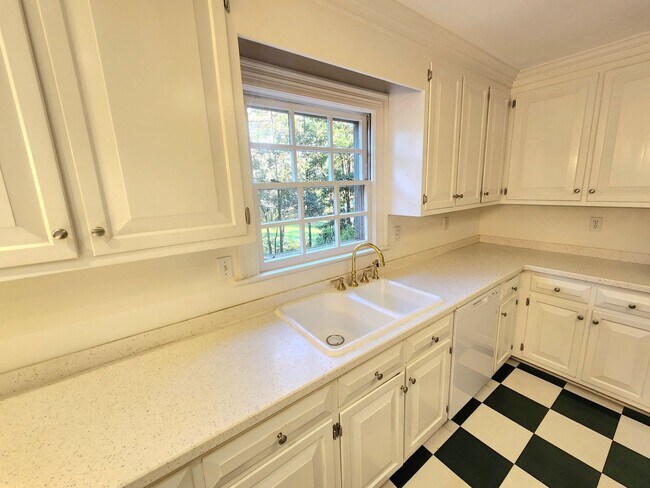 Building Photo - Sprawling Home in Bay Colony