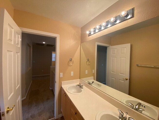 Building Photo - Gorgeous Rhodes Ranch Country Club home in Guard Gated Community!