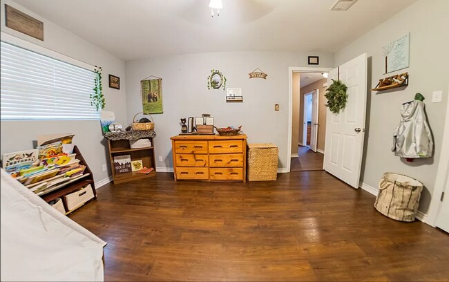 Building Photo - 320 Meadow Dr