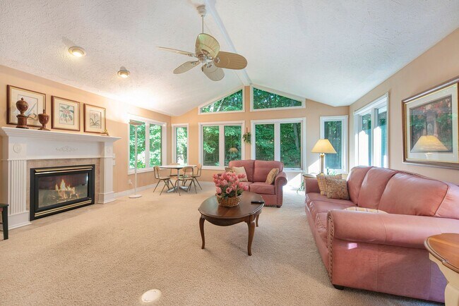 Building Photo - Beautiful 3BD/2.5BA Ranch in Park-like Set...