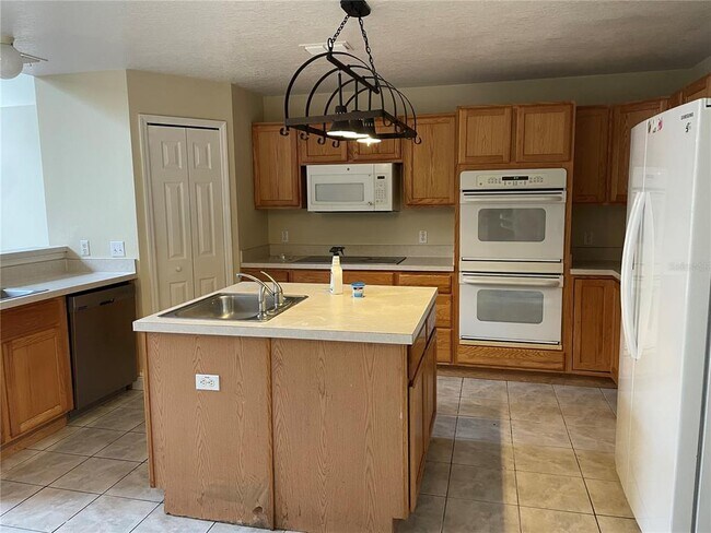 Building Photo - 5064 Spanish Oaks Blvd