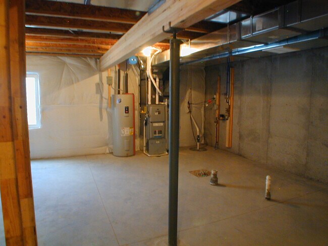 Building Photo - House For Lease