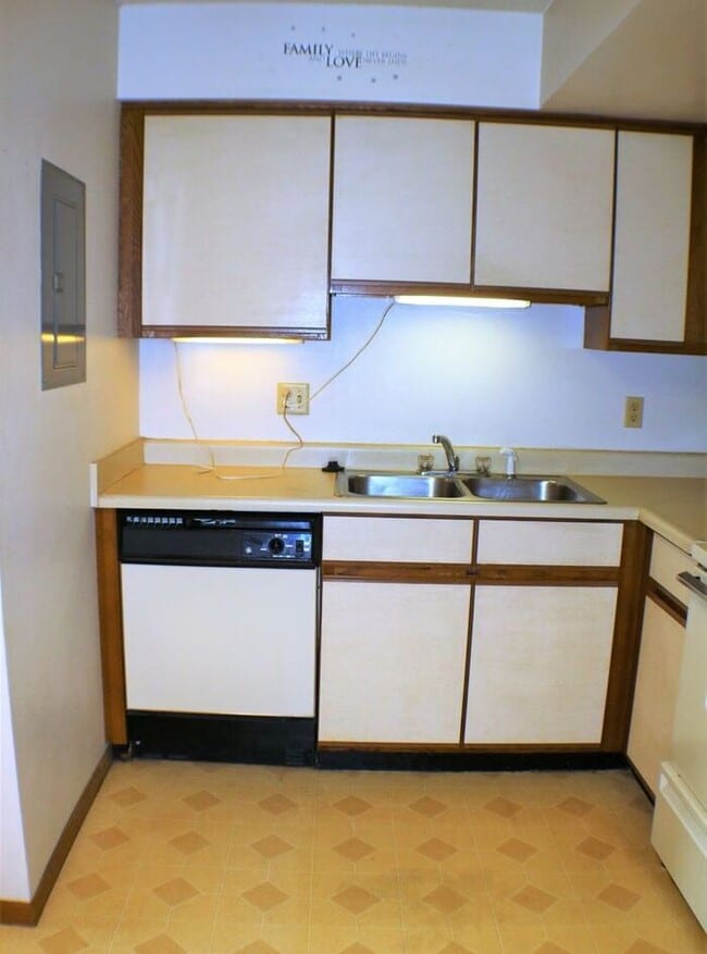 Building Photo - $1,125 | 2 Bedroom, 1 Bathroom Condo | Pet Friendly* | Available for August 1st, 2026 Move In!