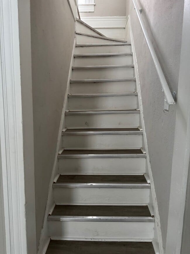 Building Photo - Charming 4-Bedroom Property in Prime Location