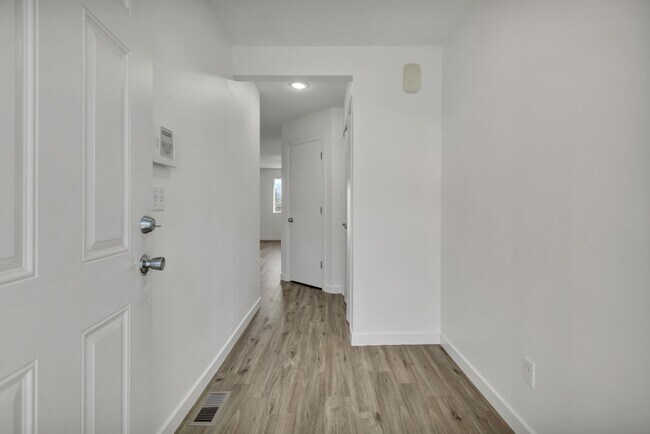 Building Photo - Silver Lake Home Available now