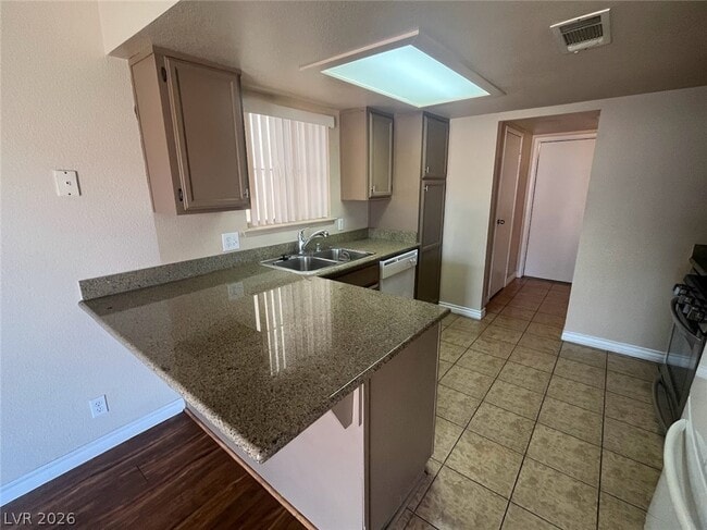 Building Photo - 914 Scarlet Ridge Dr