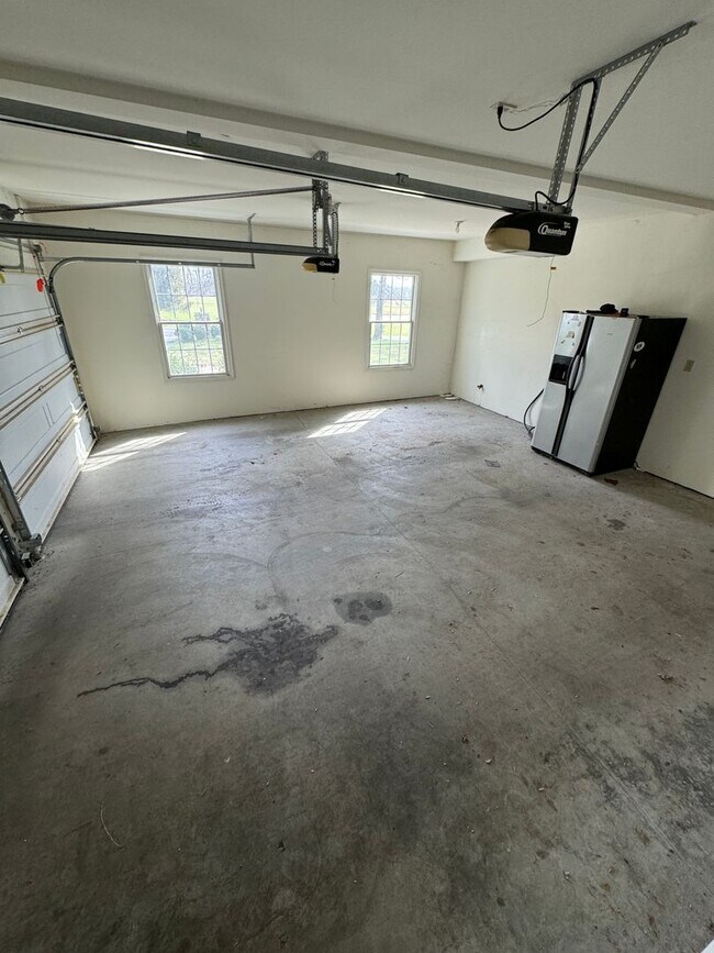 Building Photo - PARKLAND SCHOOLS- FOUR BEDROOM HOUSE compl...