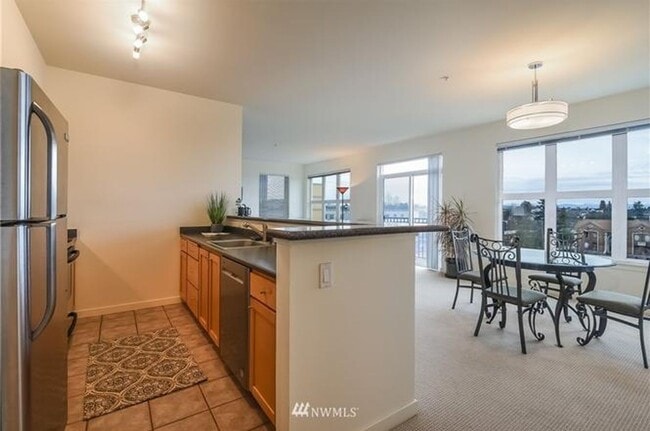 Building Photo - Modern Top-Floor Condo with Stunning Seattle Views