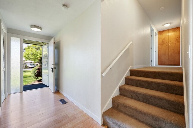 Building Photo - Room to roam! 3 bed, living, dining, den, ...