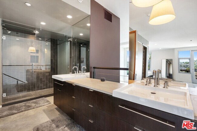 Building Photo - 4111 Sunset Blvd