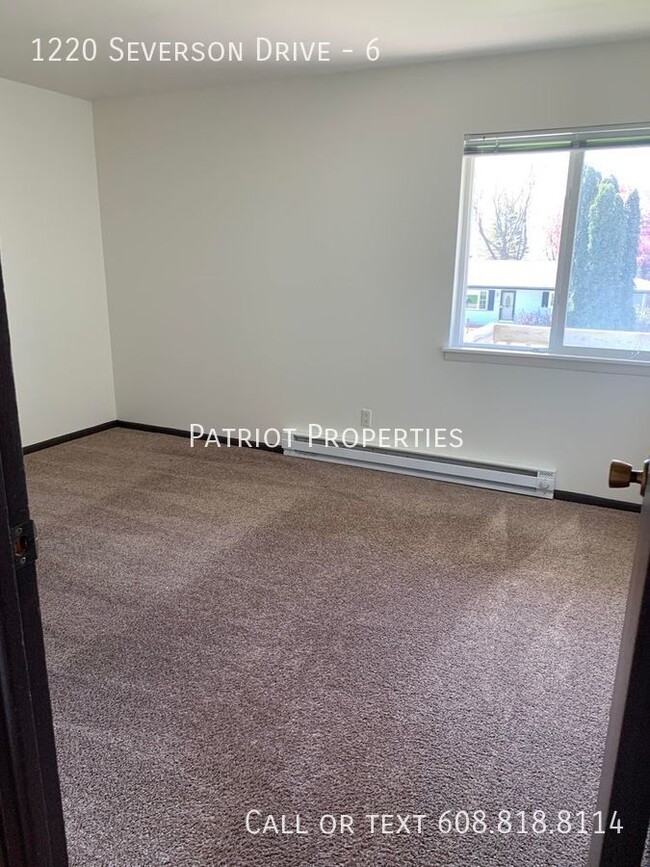 Building Photo - 1 bedroom/ 1 bath apartment in Sun Prairie...