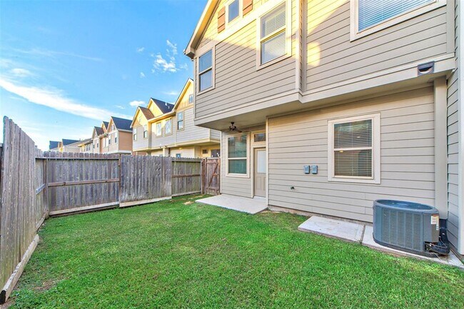 Building Photo - 5550 Sallow Bay Ln