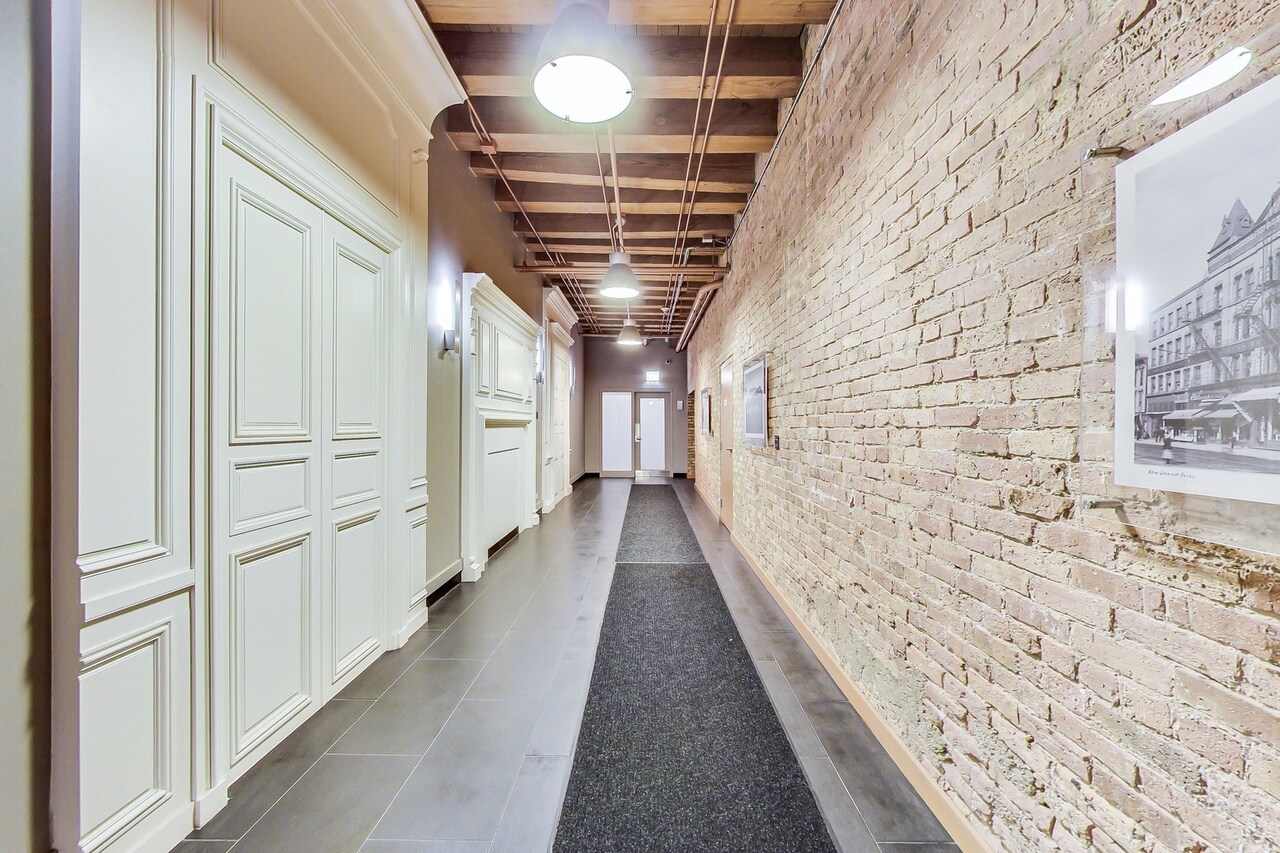 Building Photo - 333 S Desplaines St