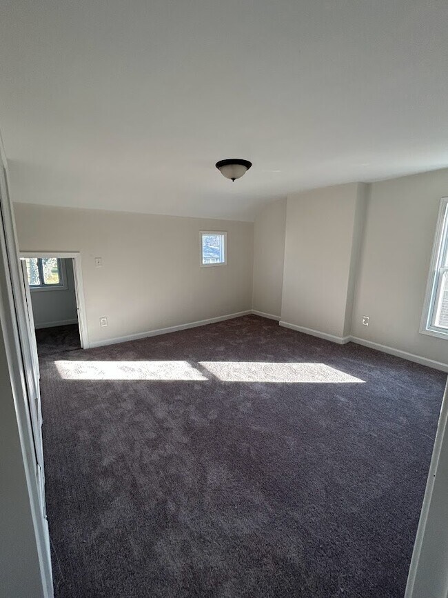 Building Photo - 15931 Deering St