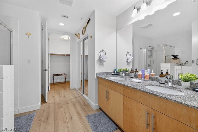 Building Photo - 353 E Bonneville Ave