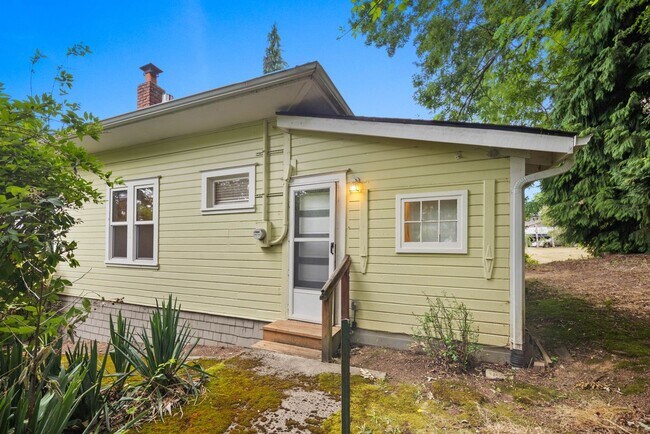 Building Photo - 712 SW 3rd Pl