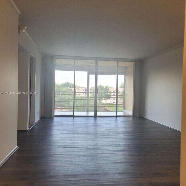 Building Photo - 1920 Sabal Palm Dr