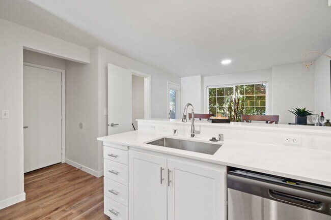 Building Photo - Water’s Edge Townhomes – Luxury Townhomes for Rent in Tacoma