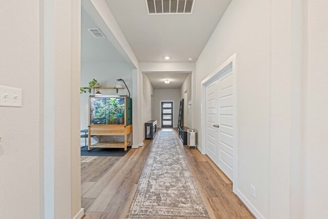 Building Photo - 1020 Highland Vista