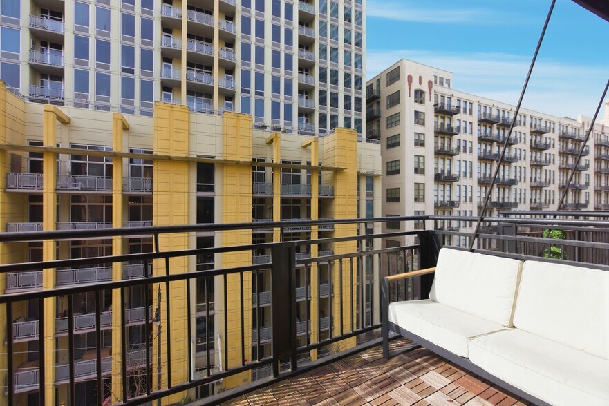 Building Photo - 525 W Superior St