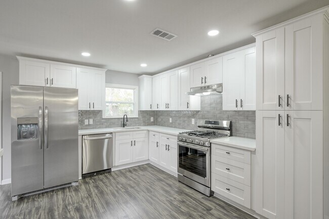 Building Photo - 513 Barkley St