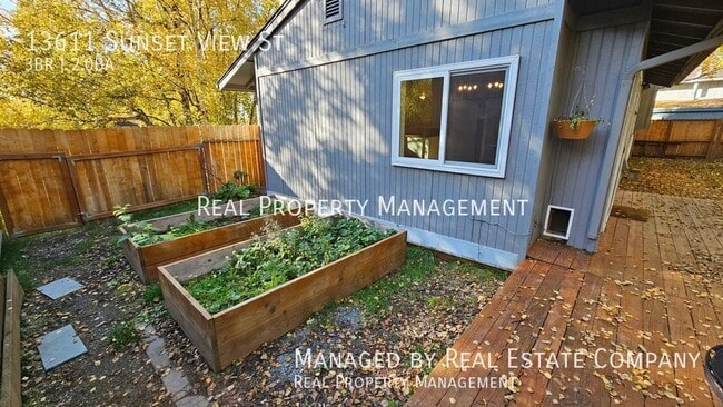 Building Photo - 13611 Sunset View St